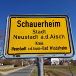 Ortsschild mit Hintergrund