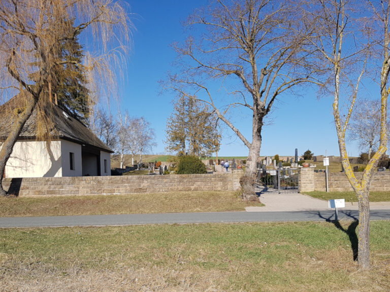 Mehr über den Artikel erfahren Gesucht: Aushilfe für Rasenmähen am Friedhof