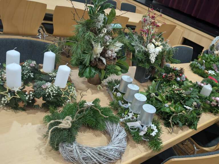 Mehr über den Artikel erfahren Kreative Adventsstimmung: Gartenbauverein zaubert festliche Kränze und Gestecke