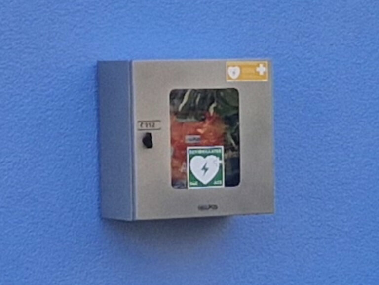 Mehr über den Artikel erfahren Installation eines weiteren Defibrillators am Kindergarten