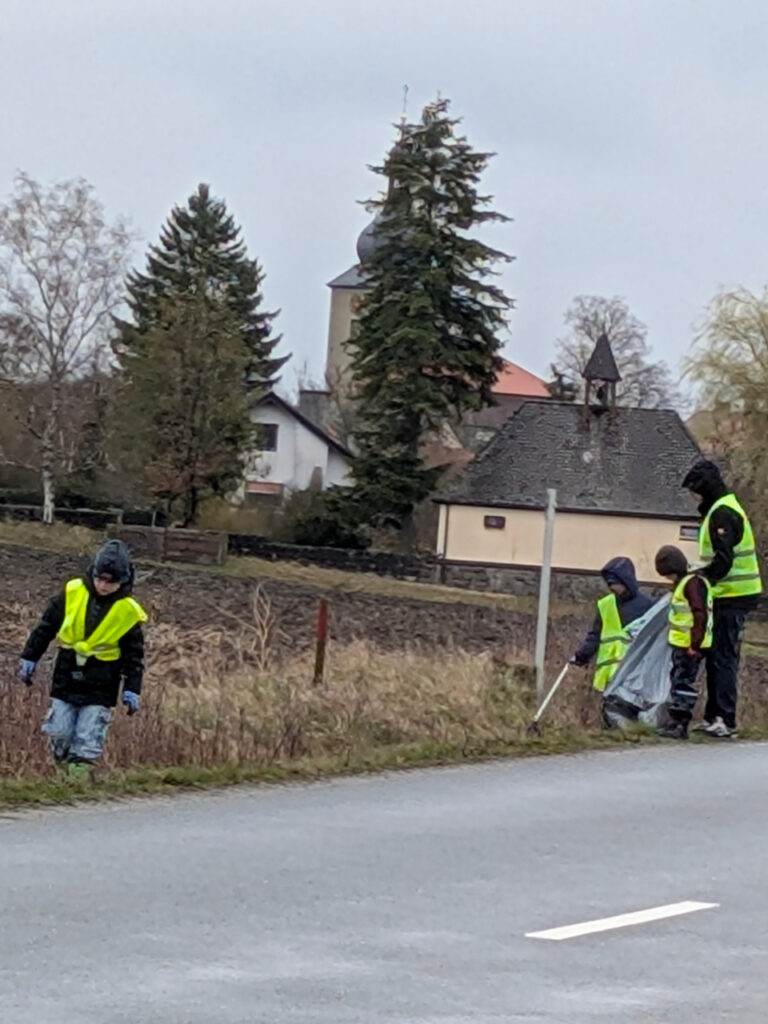 Mehr über den Artikel erfahren Trotz Regen im Einsatz: „Schaura putzt“ bringt Schauerheim zum Glänzen