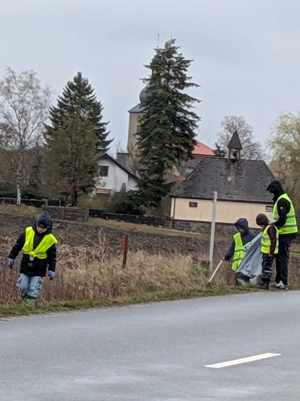Mehr über den Artikel erfahren Trotz Regen im Einsatz: „Schaura putzt“ bringt Schauerheim zum Glänzen