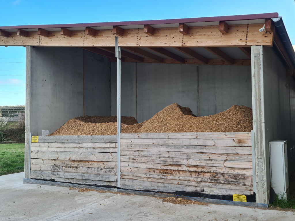 Besuch Heinzhaus in Oberlaimbach - Hackschnitzelbunker