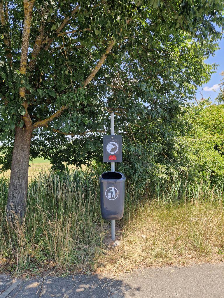 Mehr über den Artikel erfahren Mehr Sauberkeit durch neuen Hundekotbeutelspender am Birkenweg